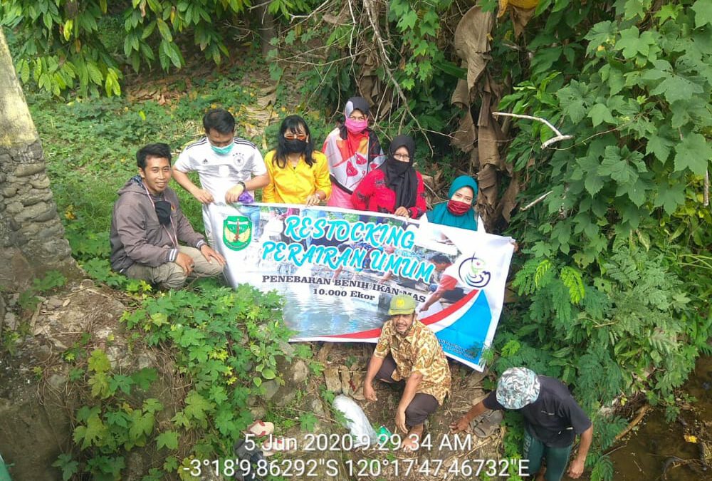 Peringatan Hari Lingkungan Hidup, Pemdes dan Warga Sumabu Lepas 10.000 Bibit Ikan
