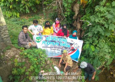 Peringatan Hari Lingkungan Hidup, Pemdes dan Warga Sumabu Lepas 10.000 Bibit Ikan