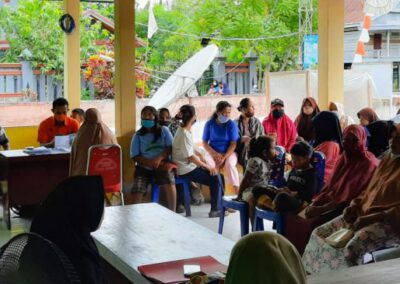 Pemdes Sumabu Salurkan BST Kemensos Tahap VII Sebanyak 74 KK