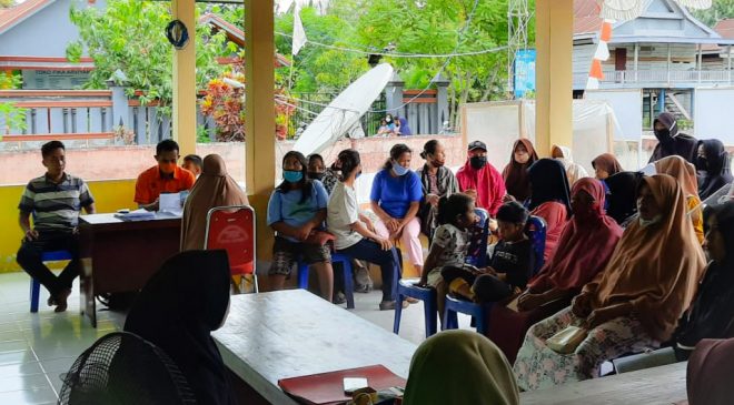 Pemdes Sumabu Salurkan BST Kemensos Tahap VII Sebanyak 74 KK